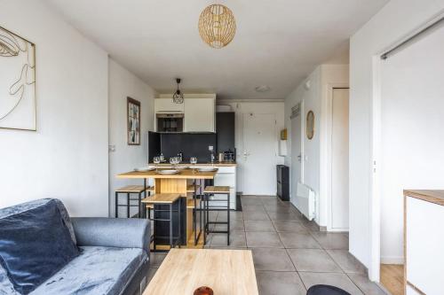 un salon avec un canapé et une table dans l'établissement Appartement Alfredo - Welkeys, à Cabourg