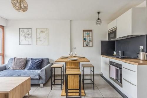 une cuisine et un salon avec un canapé et une table dans l'établissement Appartement Alfredo - Welkeys, à Cabourg