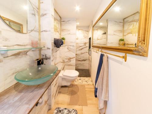 uma casa de banho com um lavatório e um WC em Magnificent holiday home for 8 adults in Tilf em Esneux