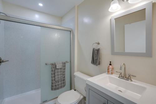 een badkamer met een toilet, een wastafel en een douche bij Charming Oakland Apartment Near Lake Merritt! in Oakland