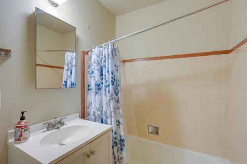een badkamer met een wastafel en een douche bij Downtown Oakland Studio, 6 Mi to Toll Plaza Beach! in Oakland