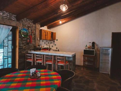 的住宿－El Cielo，一间厨房,里面配有五颜六色的桌子