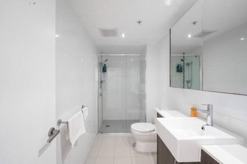 y baño con aseo, lavabo y ducha. en City Chic Living 1B1B Apt w/Shared Pool+BBQ+GYM, en Brisbane
