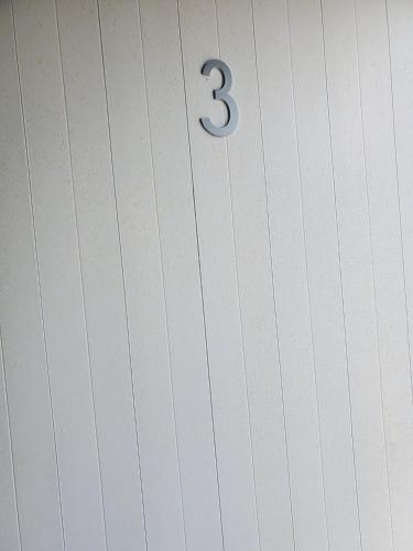 un nombre sur le côté d'une paroi dans l'établissement Private Studio near Beach and Restaurants with AC, Unit 3, à San Juan