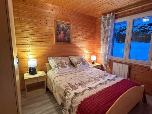 a bedroom with a bed in a wooden wall at Gîte La Bresse, 3 pièces, 4 personnes - FR-1-589-123 in La Bresse