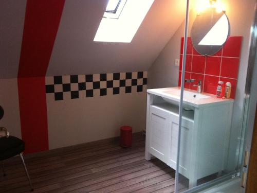 a bathroom with a sink and a mirror at Longère sarthoise rénovée, à 20 min du Mans, 4 chambres, poêle à granulés, parking privé - FR-1-410-376 in Connerré