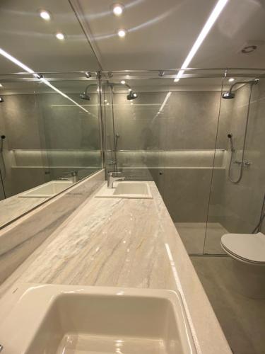łazienka z umywalką i toaletą w obiekcie Ninety Suíte Premium w São Paulo