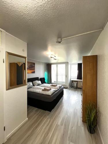 ein Schlafzimmer mit einem Bett in der Mitte eines Zimmers in der Unterkunft neue Wohnung im Gebäude des Graf Eberhard Hotels in Bad Urach