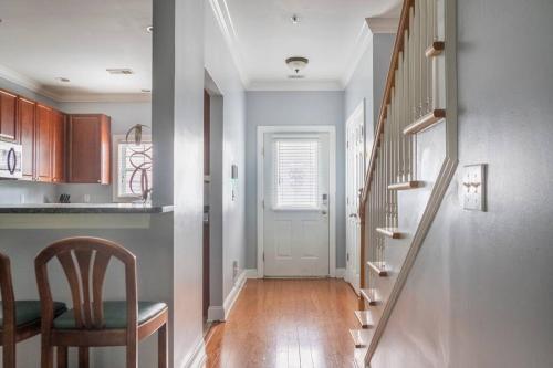 Gambar di galeri bagi Private room balcony and bathroom in Charleston di Charleston