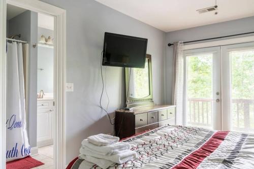 Televisyen dan/atau pusat hiburan di Private room balcony and bathroom in Charleston