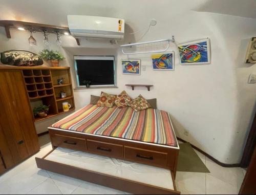 um quarto com uma cama num quarto em Cabana Bela Vista em Búzios