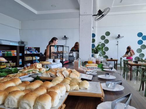 a bakery with a table filled with lots of bread at Muro Alto Condomínio Clube Porto de Galinhas por Brevelar in Porto De Galinhas