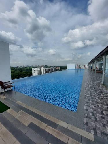 une grande piscine sur le toit d'un bâtiment dans l'établissement Suria Homes, à Shah Alam