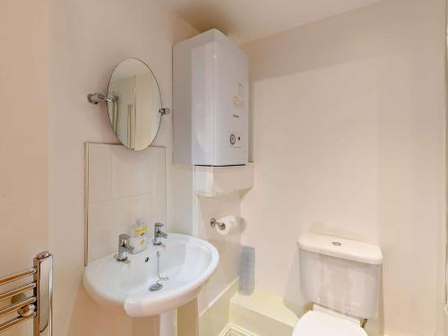 uma casa de banho branca com um lavatório e um WC em 1 Bed in Mattersey 93151 em Mattersey