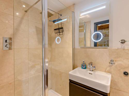 a bathroom with a sink and a shower at 1 Bed in Helmsley 93100 in Chop Gate