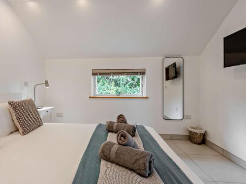 ein Schlafzimmer mit einem Bett mit Handtüchern darauf in der Unterkunft 1 Bed in Totnes 93061 in Marldon