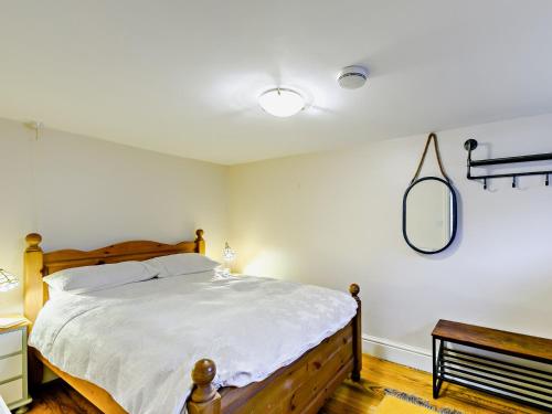 - une chambre avec un grand lit et un miroir dans l'établissement 1 Bed in Bowness-On-Windermere 93087, à Bowness-on-Windermere