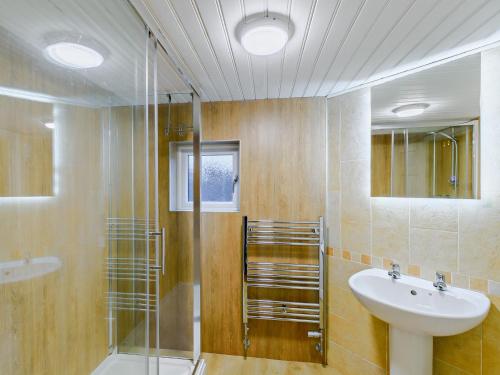 La salle de bains est pourvue d'un lavabo et d'une douche en verre. dans l'établissement 1 Bed in Bowness-On-Windermere 93087, à Bowness-on-Windermere