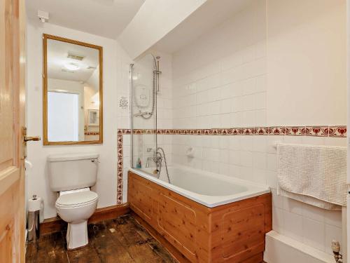e bagno con vasca, servizi igienici e lavandino. di 2 Bed in Machynlleth 93082 a Cemmaes