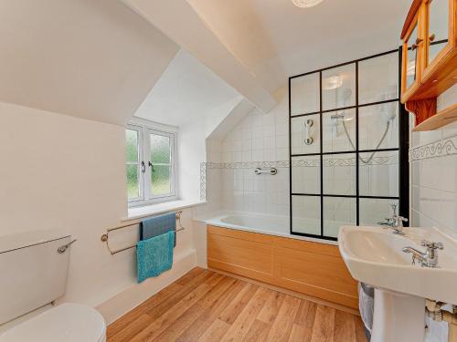 a bathroom with a tub and a toilet and a sink at 2 Bed in Machynlleth 93079 in Cemmaes