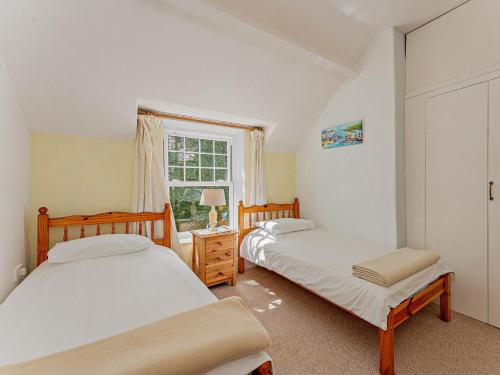 מיטה או מיטות בחדר ב-2 Bed in Machynlleth 93079