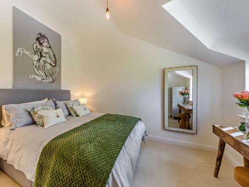1 dormitorio con cama y espejo en 1 Bed in Melton Mowbray 93068 