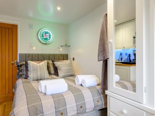 1 Bed in Highcliffe 90444 في هايكليف: غرفة نوم عليها سرير ووسادتين