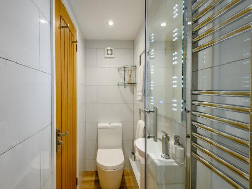 1 Bed in Highcliffe 90444 في هايكليف: حمام مع مرحاض ومغسلة