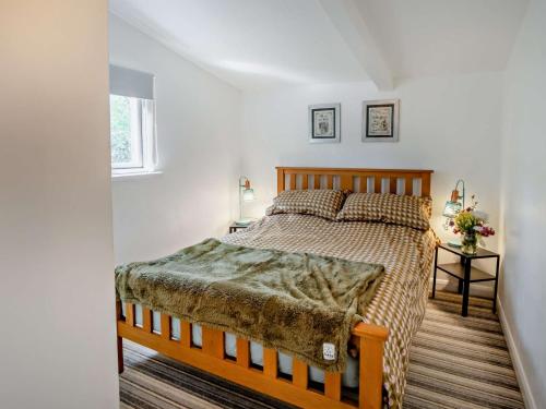 een slaapkamer met een bed en een raam bij 1 Bed in East Cowes 91562 in Whippingham