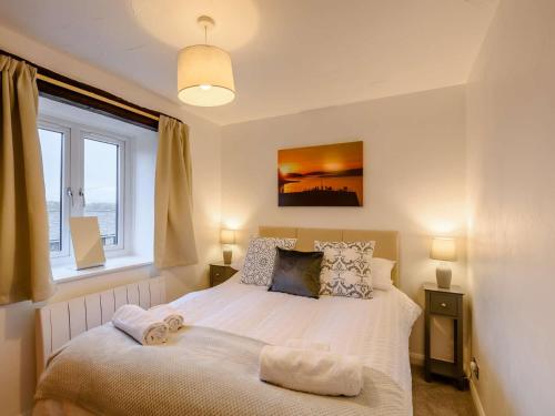 Un pat sau paturi într-o cameră la 3 Bed in Arnside and Silverdale 90531