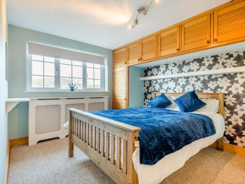 a bedroom with a large bed and a window at 5 Bed in Brecon 90660 in Lower Chapel