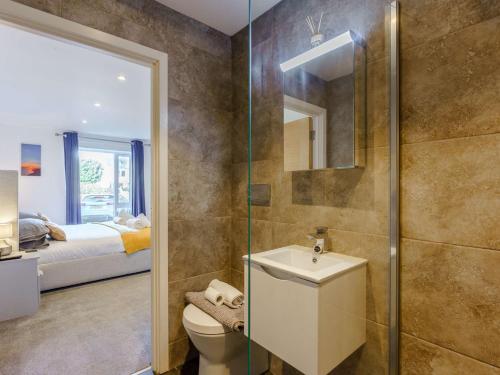 y baño con ducha, aseo y lavamanos. en 2 Bed in Sandown 90013, en Sandown