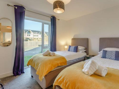 1 dormitorio con 2 camas y ventana grande en 2 Bed in Sandown 90013, en Sandown