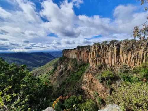 a view of the blue mountains from the blue abyss at El Gato Glamping con vista al valle in Huasca de Ocampo