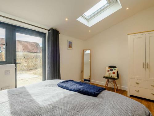 - une chambre avec un lit et une grande fenêtre dans l'établissement 2 Bed in Glastonbury 88772, à West Pennard