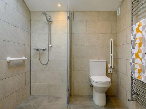 een badkamer met een toilet en een douche bij 2 Bed in Glastonbury 88772 in West Pennard