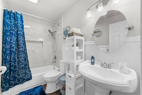 baño con lavabo y espejo en Casa Bella Homes - Top floor 2-BR 1 Bath Condo, Centrally located, en Federal Way