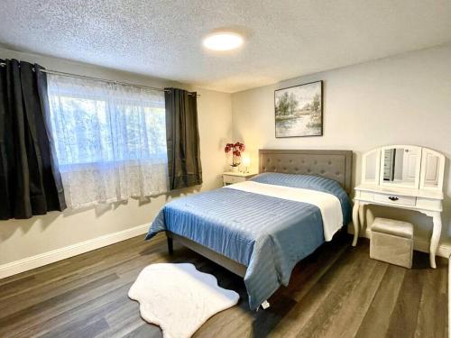 フェデラルウェイにあるCasa Bella Homes - Top floor 2-BR 1 Bath Condo, Centrally locatedのベッドとドレッサーと窓のある寝室