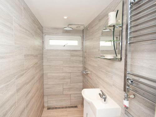 Ένα μπάνιο στο 1 Bed in Bude 45084