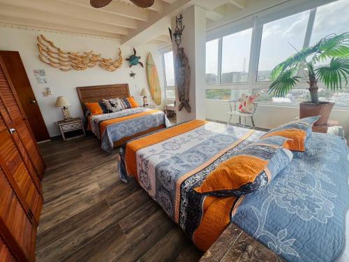 Ένα ή περισσότερα κρεβάτια σε δωμάτιο στο Apartamentos Bahia Fragata con vista al mar