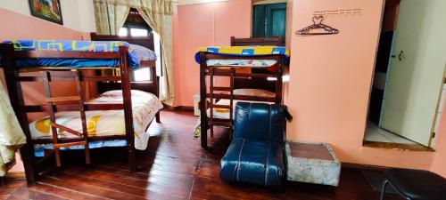 Dviaukštė lova arba lovos apgyvendinimo įstaigoje Hostal Latitud Ecuem