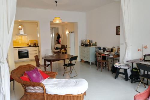 Il comprend une cuisine et un salon avec une table et des chaises. dans l'établissement Quiet and spacious 90 m loft in Bagnolet, à Bagnolet