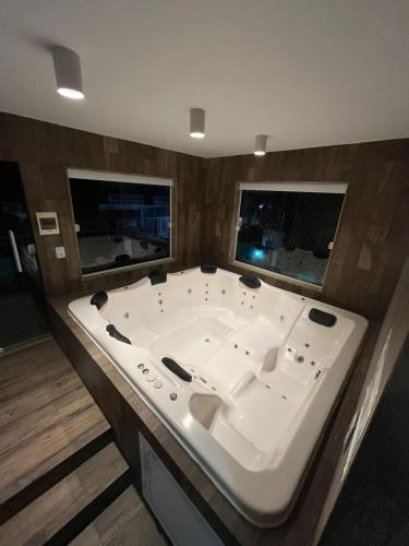 Gambar di galeri bagi Casa agradável em frente a praia com jacuzzi/spa di Niterói