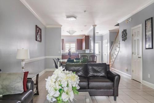 uma sala de estar com um sofá e uma mesa em Private room and bathroom in Charleston, SC em Charleston