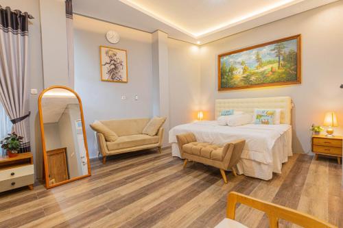 - une chambre avec un lit, une chaise et un miroir dans l'établissement Amartha Indotama Guest House, à Tjepit