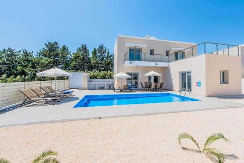 een villa met een zwembad voor een huis bij Demitrios Vine in Peyia