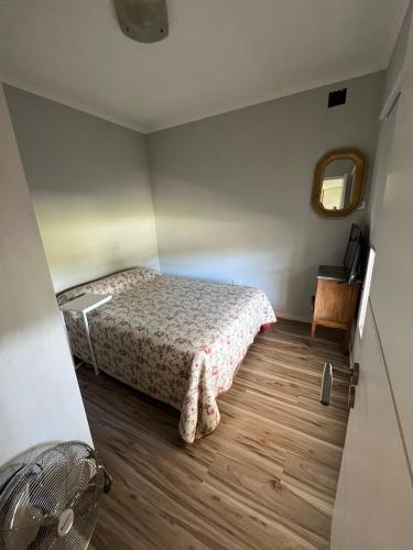 een slaapkamer met een bed en een houten vloer bij ORIGEN 