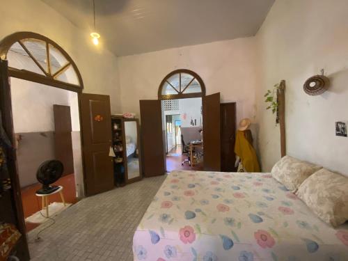 um quarto com uma cama com um edredão floral em Yorukàsa em São Luís