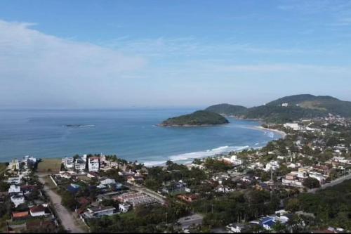 una vista aérea de la ciudad y el océano en Castelinho do Felix Guarujá Pernambuco, en Guarujá