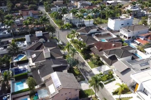 une vue aérienne sur les maisons d'une ville dans l'établissement Castelinho do Felix Guarujá Pernambuco, à Guarujá